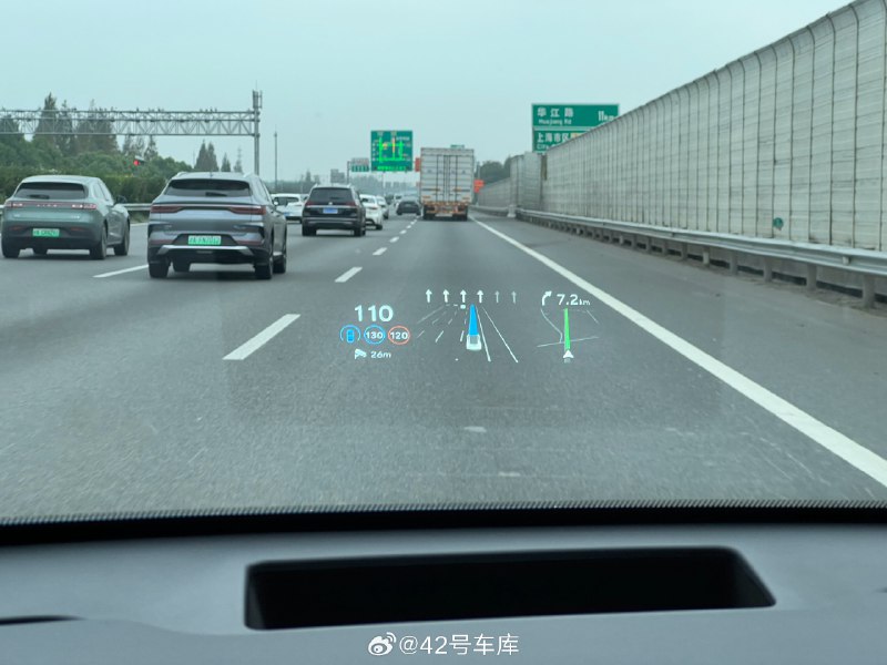 乐道 L60 这个抬头显示白天看还行，显示清晰，不会有很多 HUD 看着字体发糊的感觉。13 英寸也能容纳足够多的信息，从左到右分别是车速、感知、导航，看着还是很简洁明快的。配图