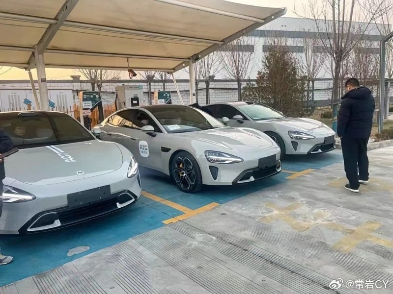 小米SU7的測試車隊看起來逐漸壯大了，每次出門都是一條龍服務……配圖