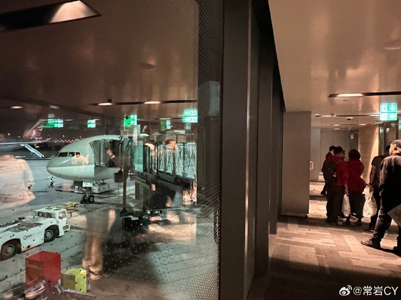 飞了大几百次了，第一次在@卡塔尔航空公司 体验了登机口罚站……配图
