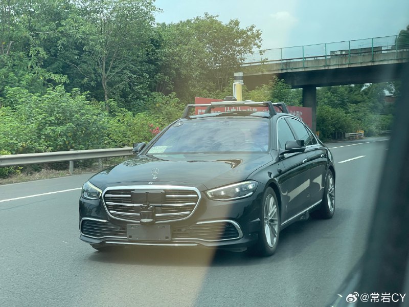 我们在高速公路上拍到了奔驰的下一代自动驾驶测试车。配图