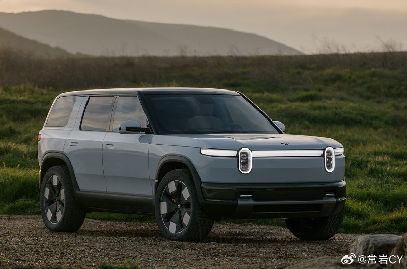 Rivian 在其位于伊利诺伊州诺默尔的工厂举行了第三届年度家庭和朋友日活动，制造副总裁蒂姆·法伦 (Tim Fallon) 表示，该公司的 R2 预订量“远远超过”100,000 辆。配图