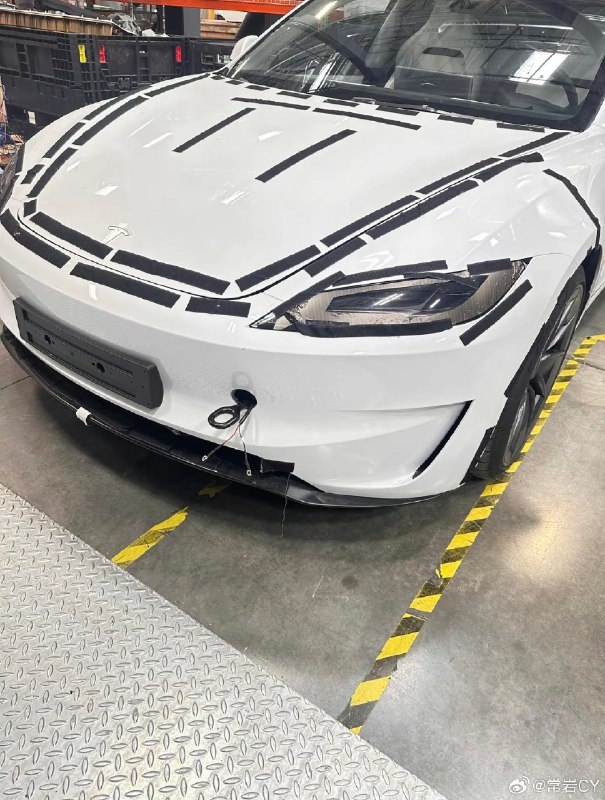 Tesla Model 3 Ludicrous 几乎无伪装的剧透来了。配图