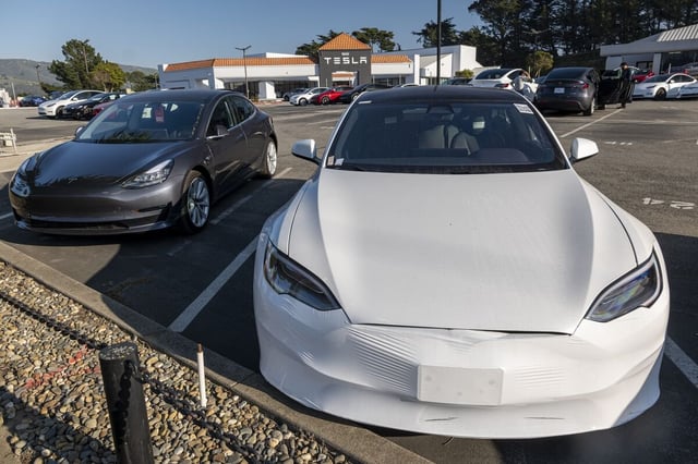 Tesla Starts Offering 84-Month Loans as Interest Rates Rise配图