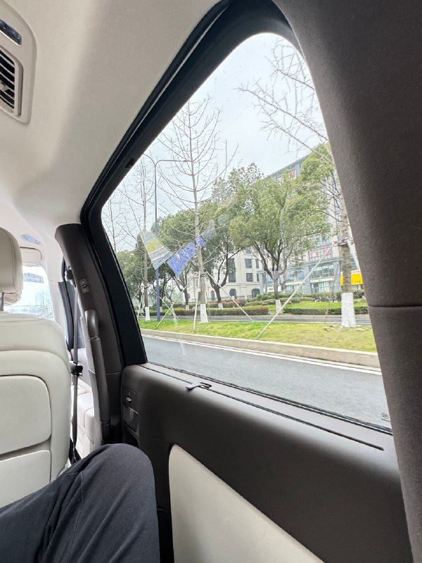 MEGA不止是外形看着像高铁，坐在这里这个超大尺寸的车窗，也会给你满满的“高铁感”！配图