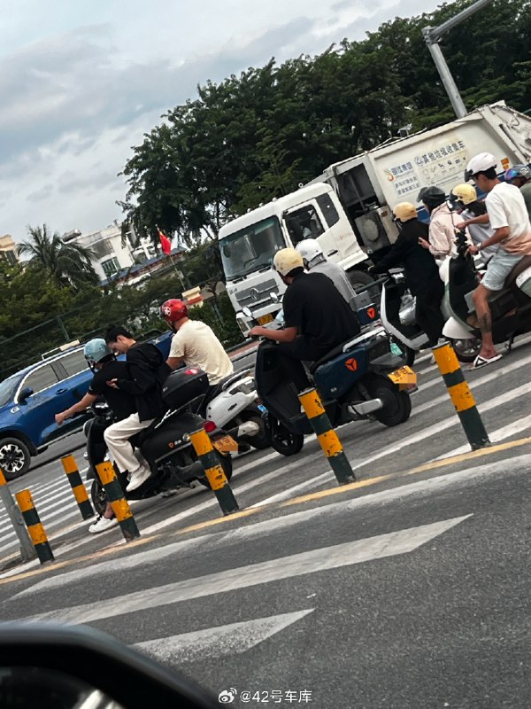 前几周去海南出差，路边遇到了很多这种上黄牌的电动... 摩托车 ？ 但依然走的还是非机动车道，所以当时有点诧异，这种类型的两轮车到底是按照机动车还是非机动车来管理呢 ？ 🤔配图
