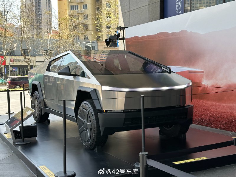 特斯拉 Cybertruck 最近在陆家嘴中心办外展，感兴趣的朋友们可以去看看。这车摆 Model Y 边上的反差感拉满，无论是个头还是造型明显不太像会在城市里奔跑的车，但论效果确实攒足了回头率。配图