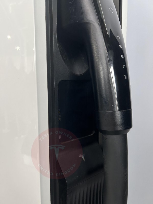 NEWS: @Tesla V4 Supercharger with contactless bank card area and space for a screen unveiled in the UK.配图