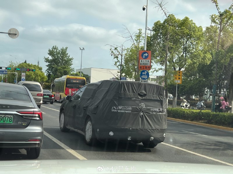 路上偶遇理想 M 系列测试车，车头和车尾都垫高了，看不出整体的轮廓，但肯定还是追求低风阻的设计。配图
