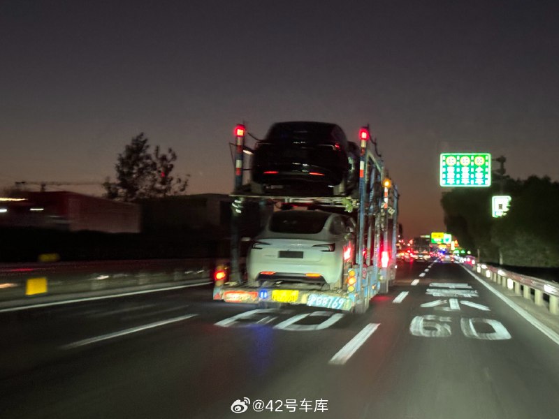 特斯拉 Model 3 焕新版尾部真的好高，加上角度有点倾斜，恍惚间还以为 Model Y配图