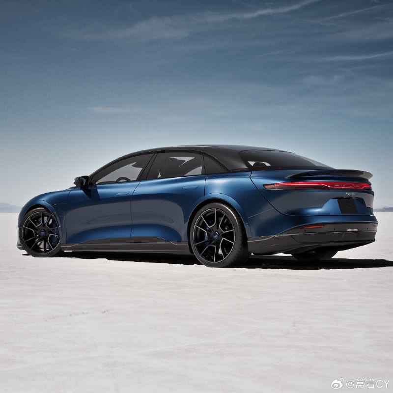 Lucid 获得了著名的《Top Gear》杂志颁发的最佳豪华电动车“Top Gear Electric Award”奖项，获奖车型是Lucid Air Sapphire。配图