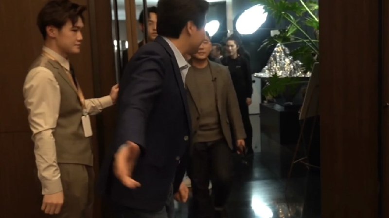 哈哈哈哈//@韦香主2014:这排面搞的你像老板，雷总像服务员。配图