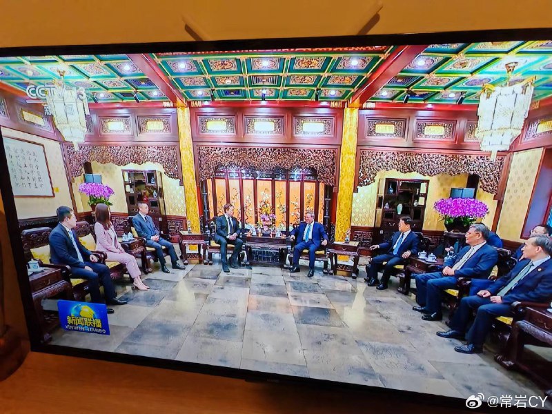 央视新闻联播：李强总理会见美国特斯拉公司首席执行官马斯克。配图