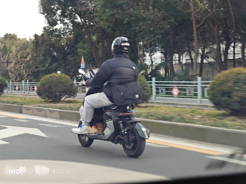 这个电动自行车居然能跑到 80KM/h 的速度…配图
