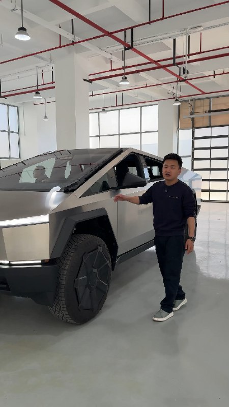 哈哈，前两天忙着跑海南去了，Cybertruck 都还没来得及发！配图
