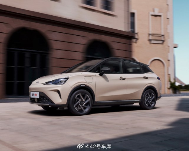 哪吒 AYA 等下就宣佈上市了，是哪吒 V 的換代車型。大家覺的哪吒 AYA 價格預計多少？配圖