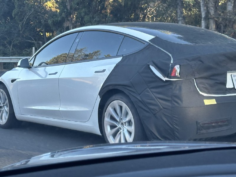 Some more shots of the refreshed Model 3 on i280 near Palo Alto taken by @neilyongyangnie today配图