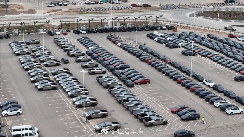 大量特斯拉 Cybertruck 出现在美国得州特斯拉超级工厂中。不过从远远看是不是感觉特别像之前特斯拉商场上架的 Cyberwhistle 赛博口哨（图5）🧐配图