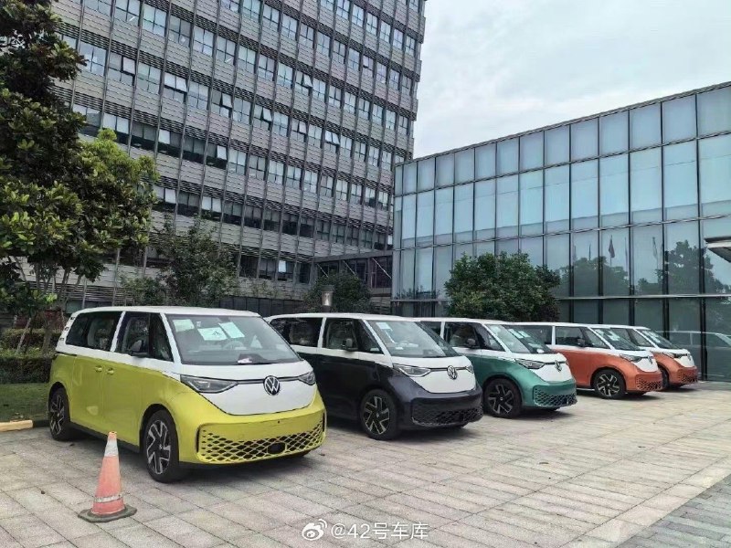 除了 ID. 与众，好像 ID. BUZZ 也要来了，最近也已经有网友拍到 ID. BUZZ 现身国内的图了。一开始大概率会是以进口的方式引进，不知道有没有朋友对这款国外版「宝宝巴士」感兴趣的。🤔配图