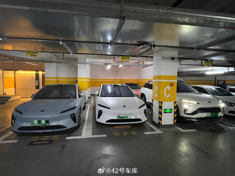 早上出门楼下的这一幕，三个车位停了 4 辆蔚来，怕是只有蔚来楼下才会有吧[二哈]配图