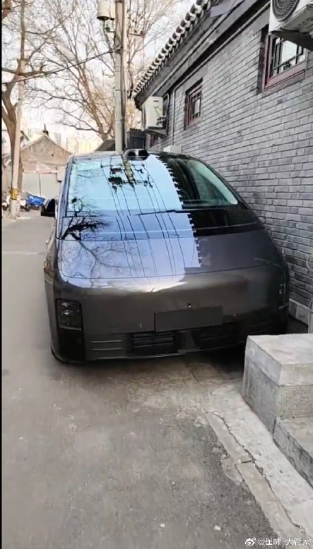 视觉效果拉满～ 侧向停车贴得可以，不过要是我的话，车头前还得再多留点儿空间。万一后边儿停个车或者电动自行什么的，不太好掰出来。配图