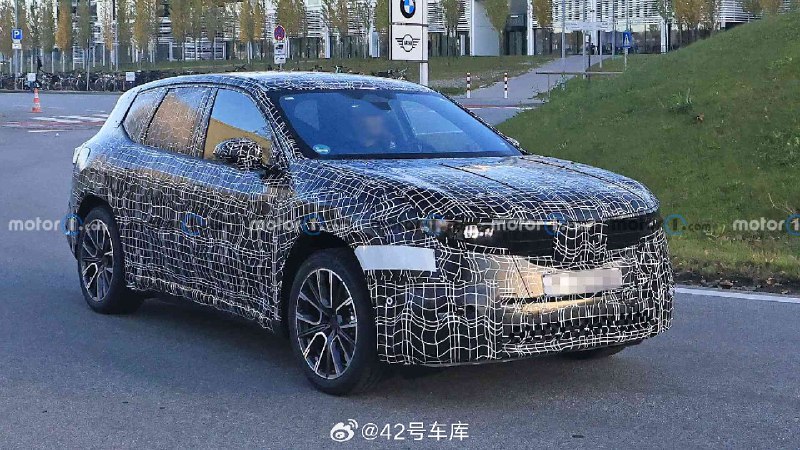 我们从外媒获取到了一组宝马新世代 SUV 车型的测试谍照，该车或将基于宝马全新电动车平台 Neue Klasse 打造，定位中型纯电动 SUV，预计 2025 年夏季发布。配图
