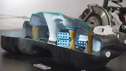 吉利银河 L7 高压油箱拆解。配图