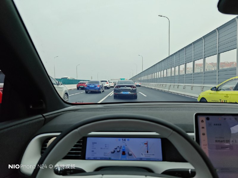 刚 G6 做了个距离前车只有 1 米左右的变道，就两个字：丝滑。配图