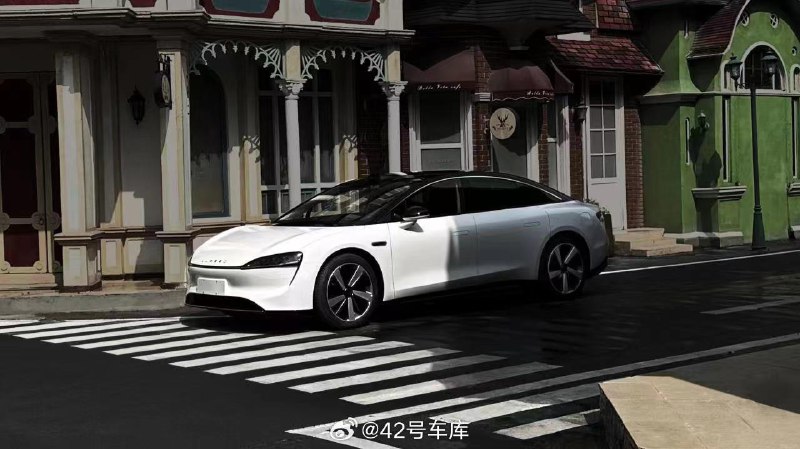 华为智选车首款纯电轿跑实车亮相，将于本季度发布。配图
