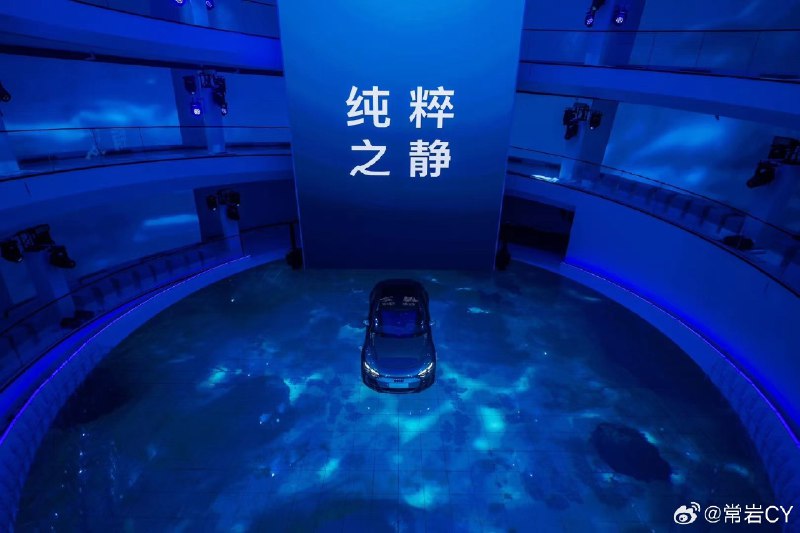 一堆人说想看e-tron GT发布会的展台布置，给大家一个全程官图。配图