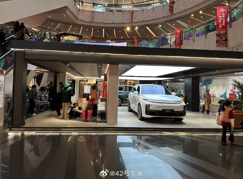 看起来还是手机那里人气最旺[允悲]//@Cyril-光辉:昨晚逛商场，蔚小理华同框 评论配图配图