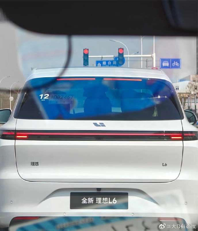 説實話，這和尾部和老款的 L7 已經很難區分了。接下來就只能通過 5/6 座旗艦牌照框在上面來區分了。#新能源汽車##42how#配圖