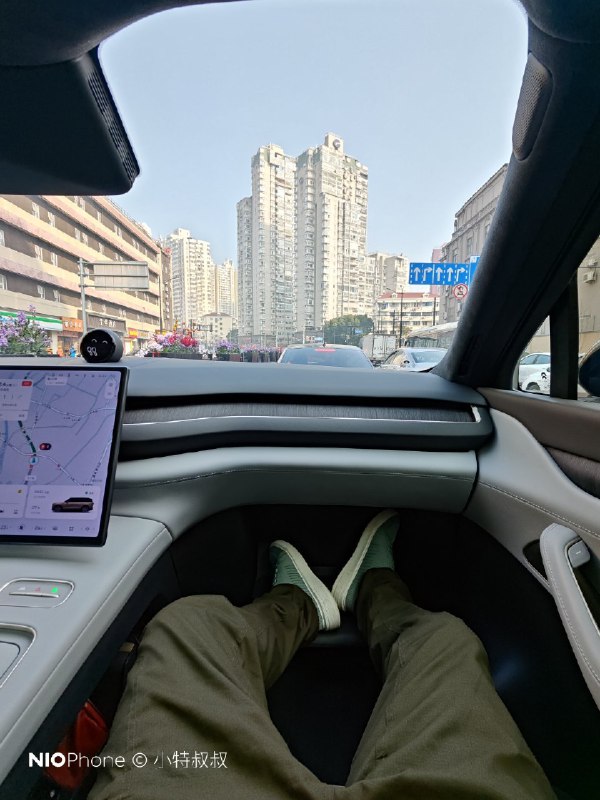 这脚蹬一放，NIO Phone 上猫步按摩一开，安逸。😄配图