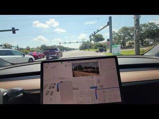 Demonstration of how FSD Beta appears to be more reliable than legacy Autopilot at navigating - Autopilot tries to stop for no reason, while FSD Beta continues to plug along.配图