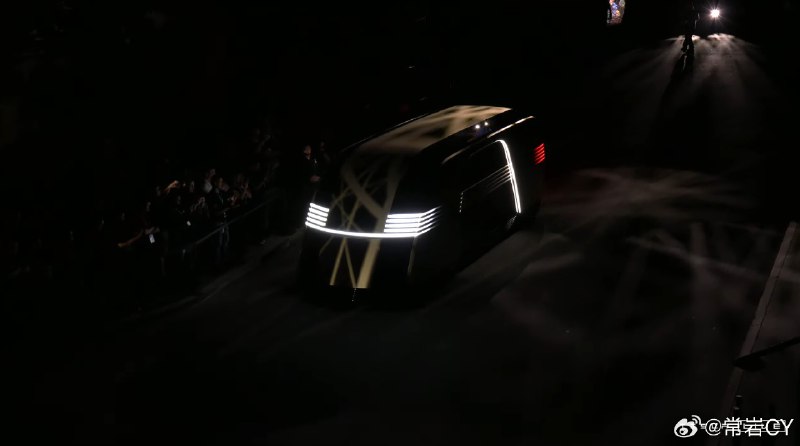 来了一个「庞然大物」—— RoboVan，可以乘坐 20 个人。配图
