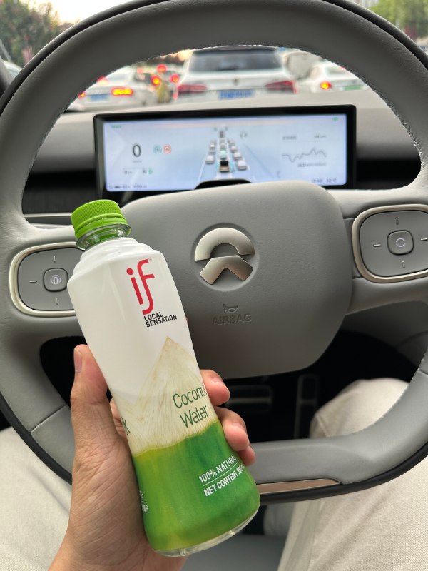急需 NIO Life 给我推出点饮料，把各店的特饮搞成瓶装也可以啊，别老搞酒，车里又不能喝。[允悲]配图