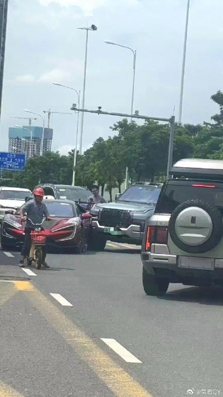 這可能是，最值得仰望的一次交通事故……配圖