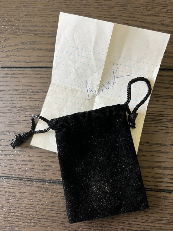 25 years ago one of my grandmothers died at 103. There was a lottery among 4 relatives to see who would get 3 sentimental pieces of art. I drew the blank. Today one of those folks reached out to see if I would like the most special piece. I teared up when I got it. https://t.co/PnWo8H18Vm配图