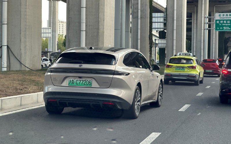 友情提示一下各位NIO車主，設置裏有個尾燈常亮的選項，打開了更帥（如圖2）配圖