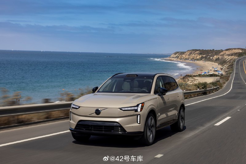 沃尔沃把自己的电动化和降低碳排放的进度往回收了收。电动化方面，原计划到 2030 年实现产品线全部电动化。配图