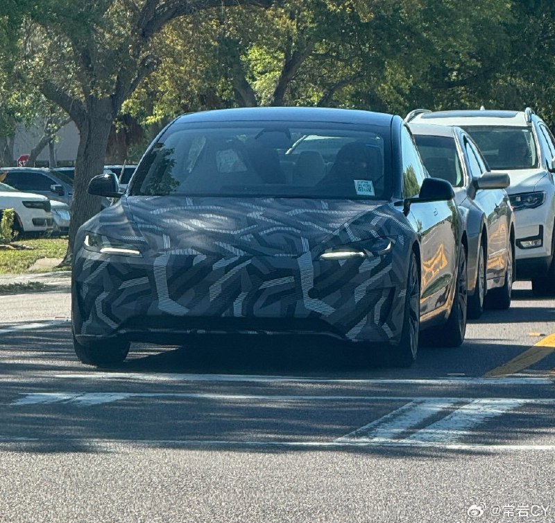 新款 Model 3 Ludicrous 原型车在美国现身。配图