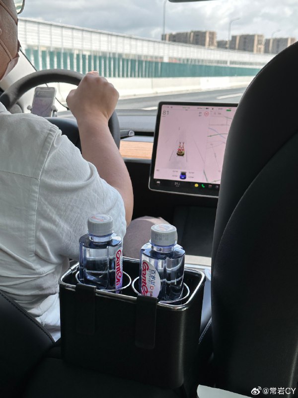 第一没想到Model 3居然是专车。配图