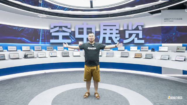 流着蓝色血液的英特尔，这次把他们的科技杰作放在了离天空很近的地方，似乎是为了显示他们「造福地球上的每一个人」的决心。配图