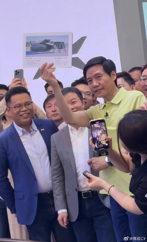 雷军现场帮何小鹏站台。配图