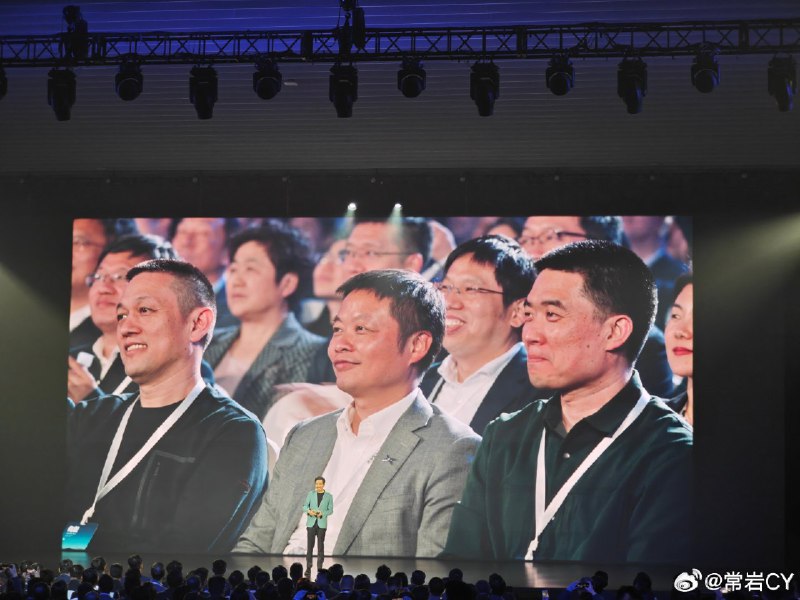 李斌、何小鹏、李想和魏建军都来到了小米 SU7 发布会的现场。 北京·北京亦创国际会展中心配图