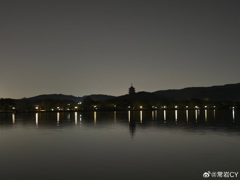 “西湖之胜，晴湖不如雨湖，雨湖不如月湖，月湖不如雪湖，能真正领山水之绝者，尘世有几人哉！” 杭州·西湖风景名胜区配图