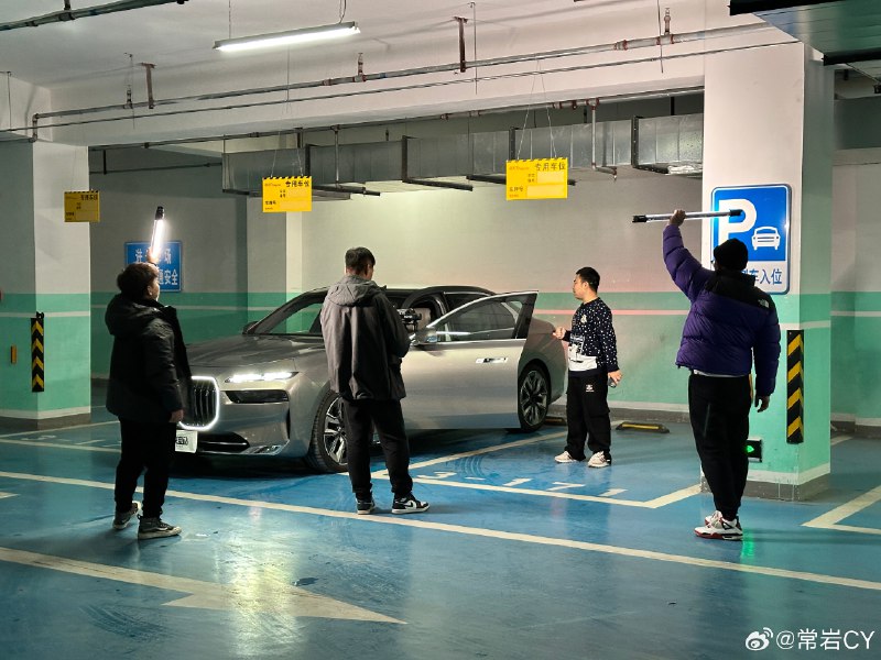 在看国产纯电百万级之前，赶紧找了辆海外纯电的顶级产品标定一下自己的感官。配图