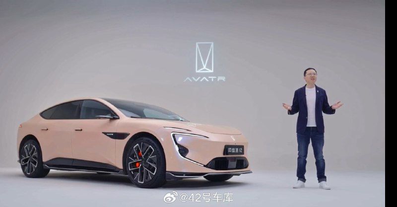 很多用户之前吐槽，阿维塔 12 的远端屏缺少自定义。在 2024 春季发布会中，阿维塔终于宣布这块远端屏幕可以 OTA 了。配图