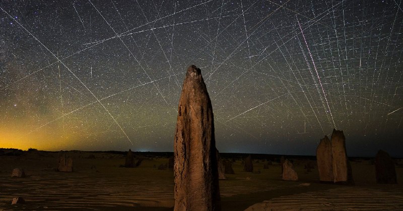 星链“万星”里程碑引争议：摄影师镜头下的夜空光痕配图