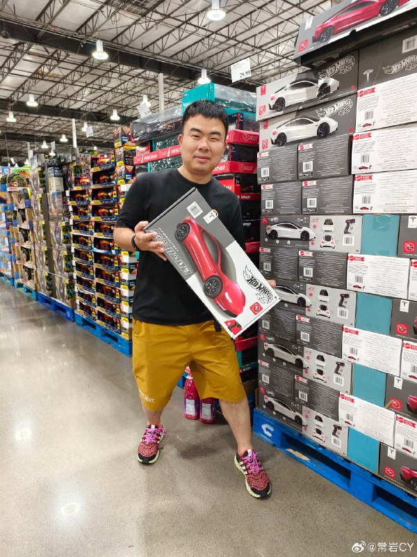拿下了 Costco 独占的特斯拉授权的 Roadster 2 遥控车，回来给大家拍个开箱[doge]American·Hawaii Maui配图