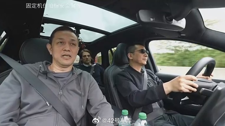 李斌表示乐道交第一批车时必须合影。配图